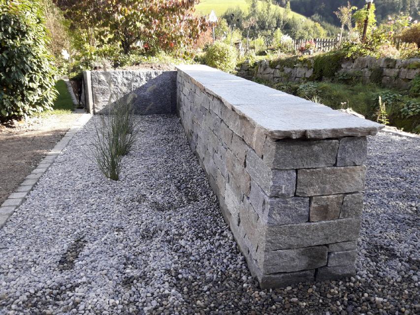 Natursteinmauer mit Betonkern und Abdeckplatte Luserna